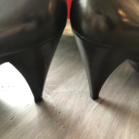 Charles Jourdan... heels - Picture 4 of 8